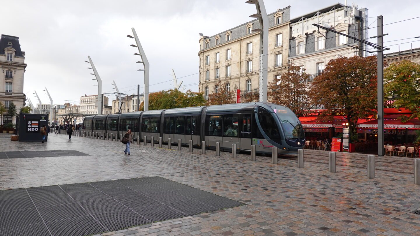 Tramway circulant devant des immeubles du centre de Bordeaux