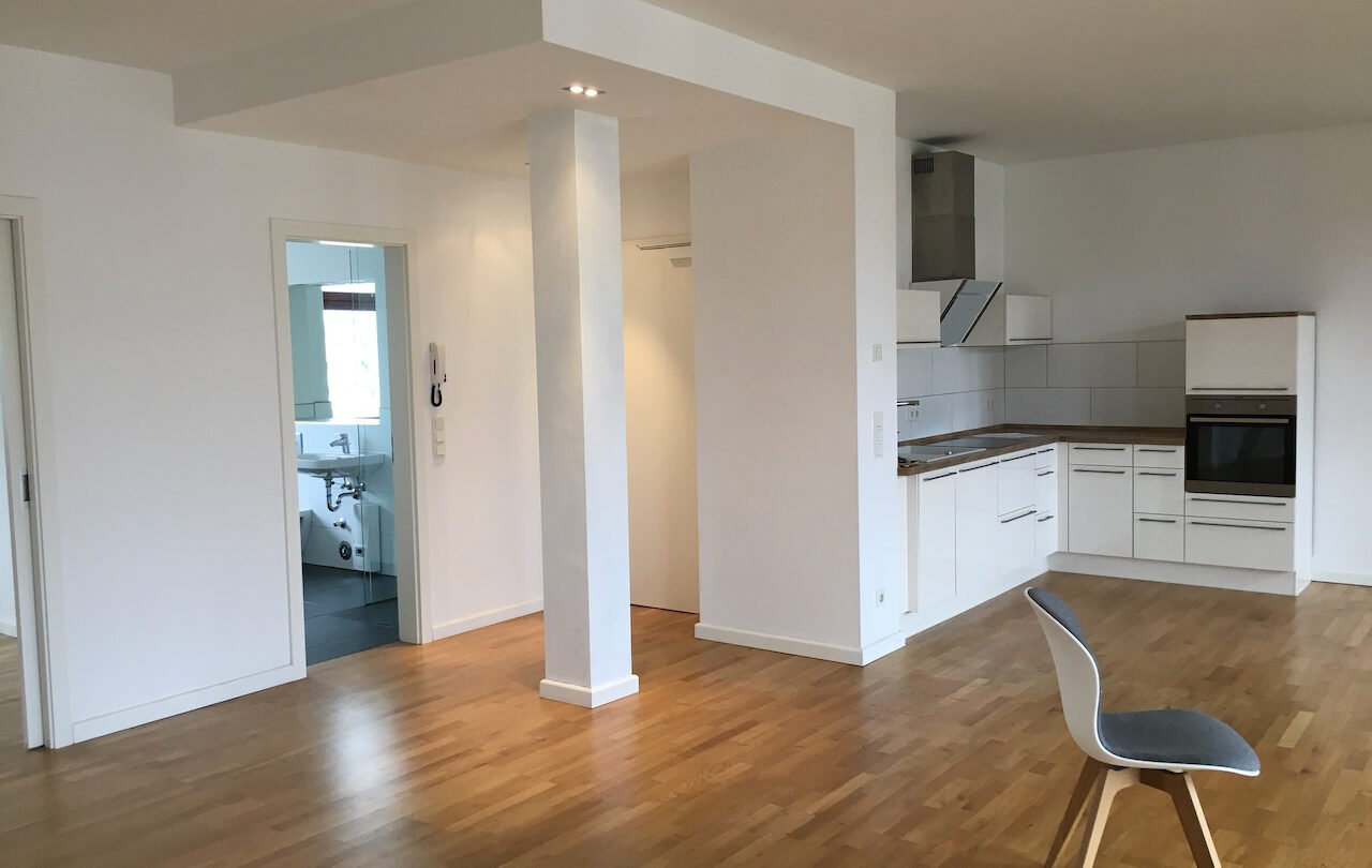 Appartement vide et lumineux avec cuisine ouverte et parquet
